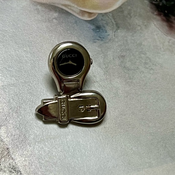 Gucci Silver pin or brooch with watch details. - Picture 3 of 10